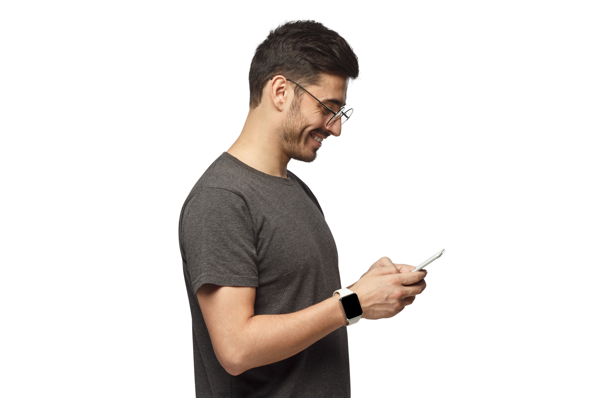 Un homme en chemise, lunettes et montre connectée sourit en utilisant son téléphone.