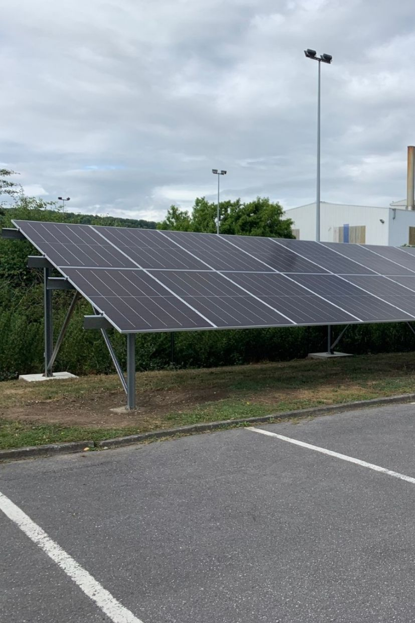 Des panneaux photovoltaïques devant des places de parking