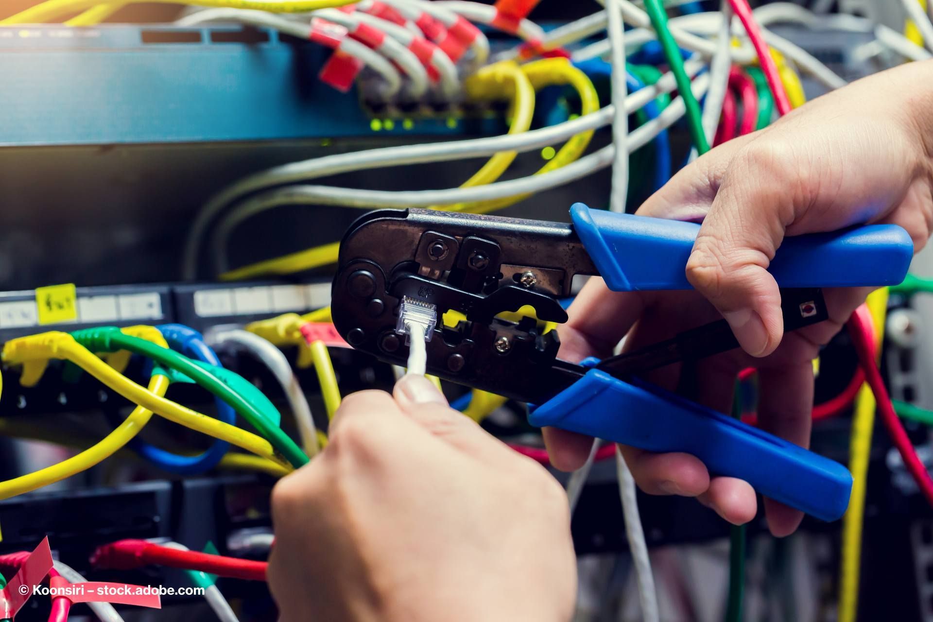 Netzwerkverkabelung und Anschluss von UTP-Kabeln durch Elektriker