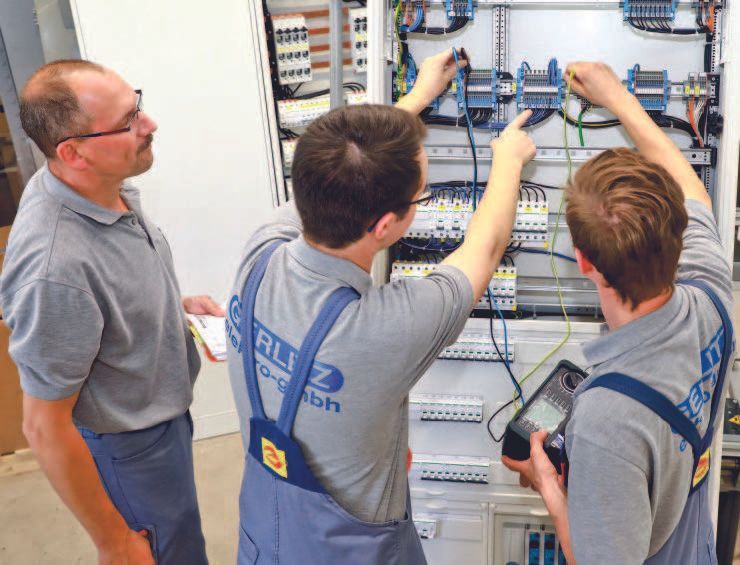 Azubis bei Gerlitz Elektro lernen den Umgang mit Schaltkästen