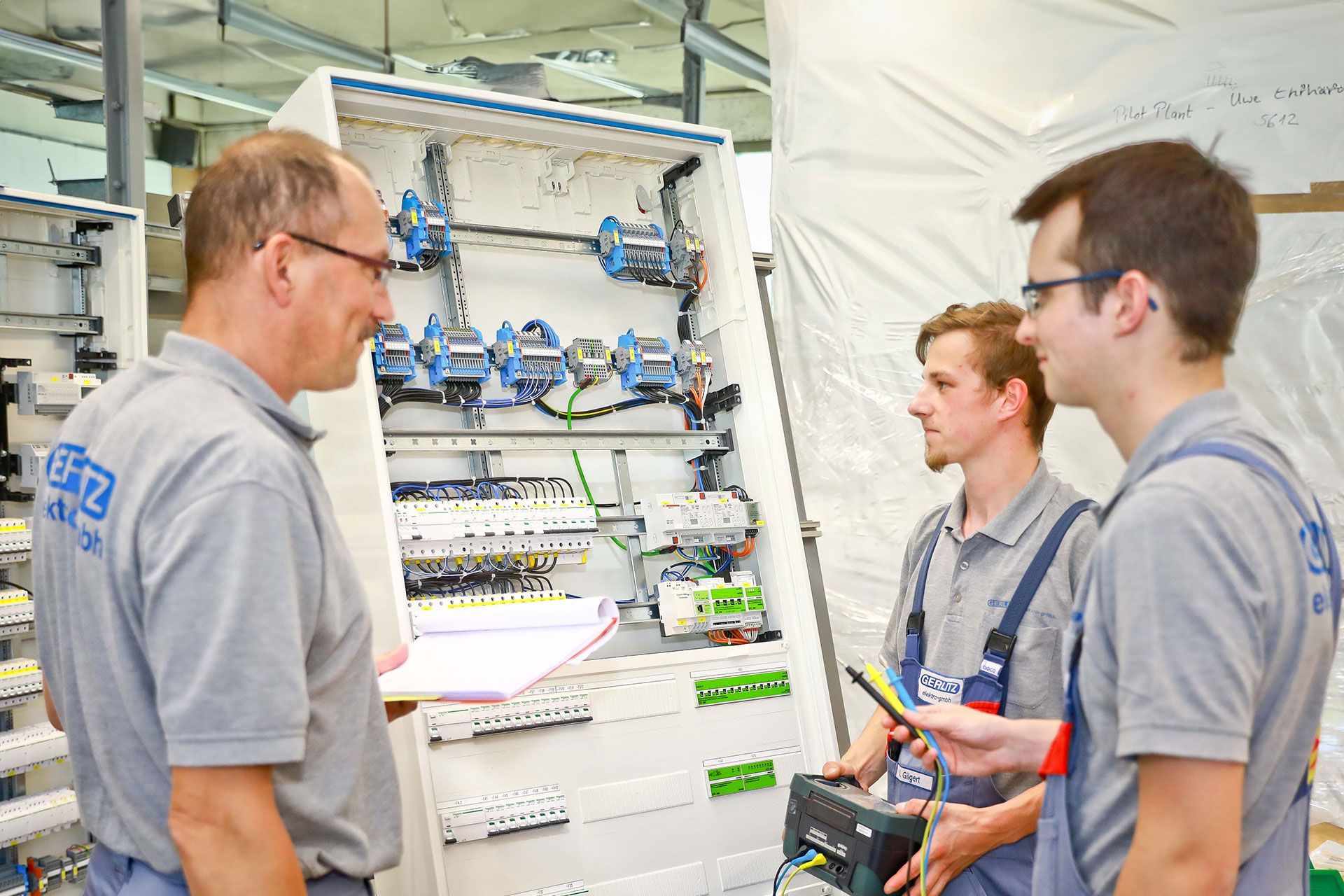 Azubis bei Gerlitz Elektro lernen den Umgang mit Schaltkästen
