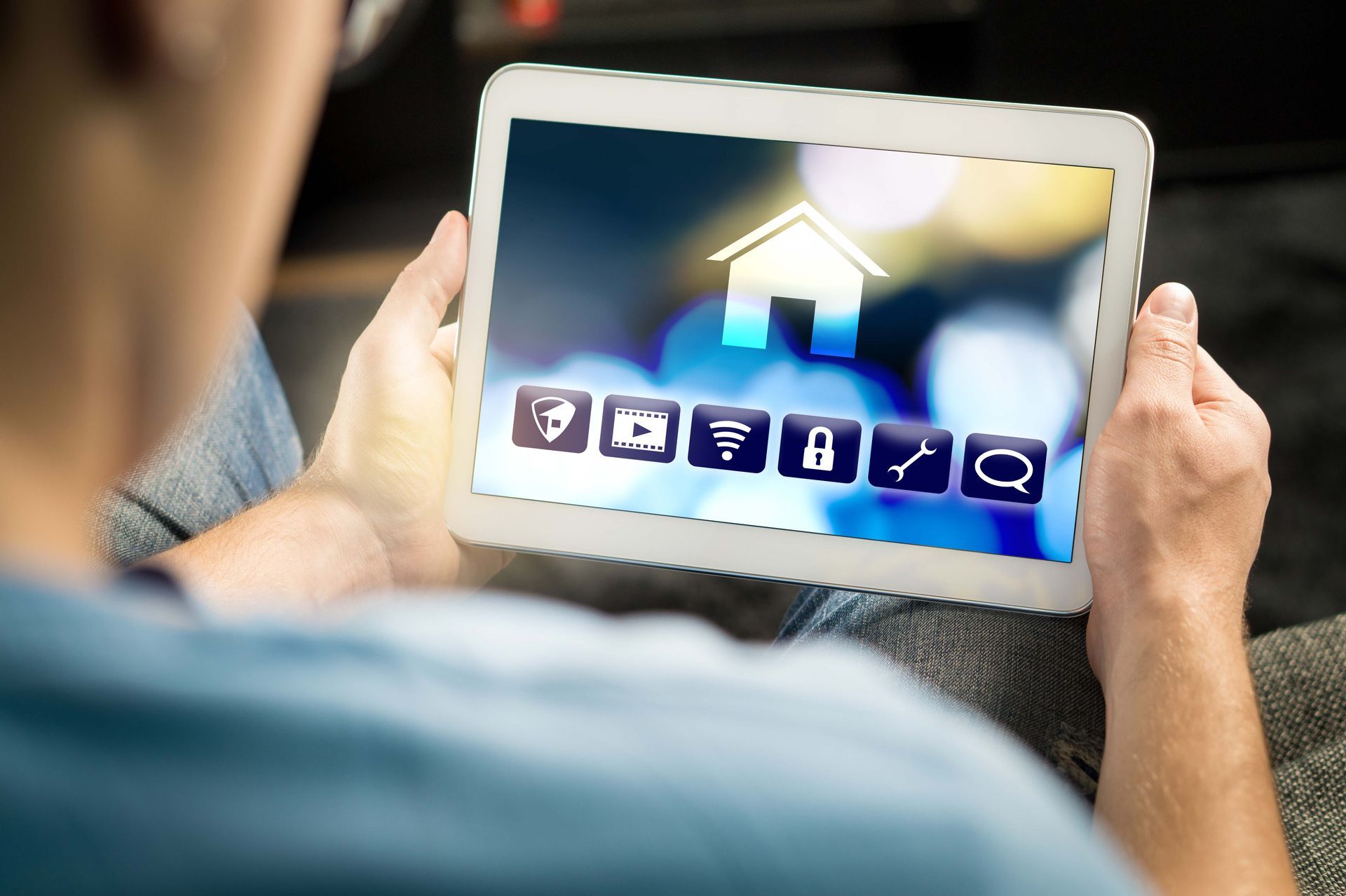 Smart Home Steuerung mit Tablet für modernes Wohnen