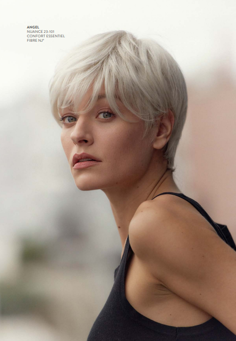 Une femme avec des cheveux blancs courts et un débardeur noir