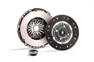Componentes de un kit de embrague para automóviles, incluyendo plato de presión y discos de embrague, sobre un fondo blanco.