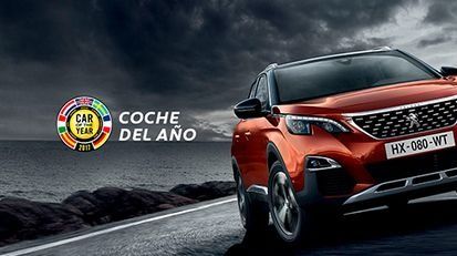 SUV naranja en una carretera con el texto del premio “Coche del Año” al lado.