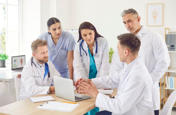 Un groupe de médecins en blouse blanche