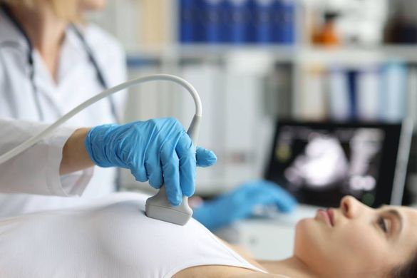Dr. med Walter Schneider – eine Frau bei der Brustuntersuchung durch eine Gynäkologin
