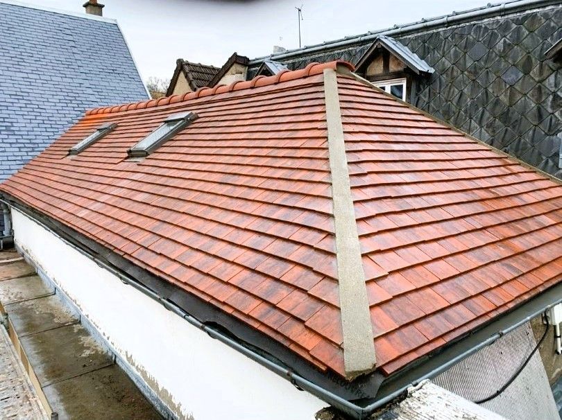 Photo client d’un toit avec tuiles et fenêtres de toit
