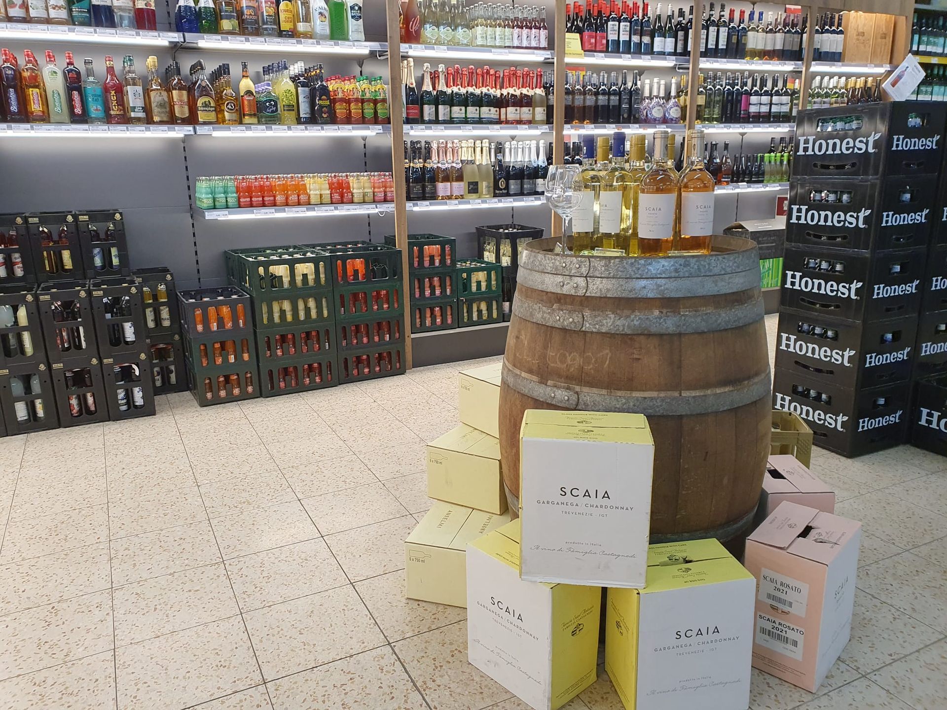 verschiedene Weine in Weingläsern