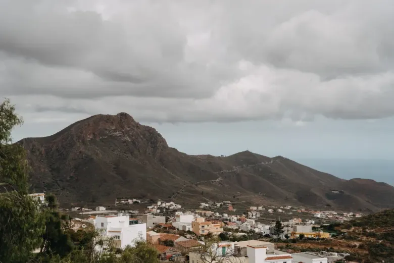 Icono de marcador de posición gris claro con un sol y montañas sobre fondo blanco