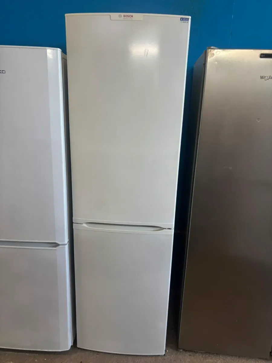 Tres frigoríficos verticales de color blanco y acero inoxidable, alineados uno al lado del otro.