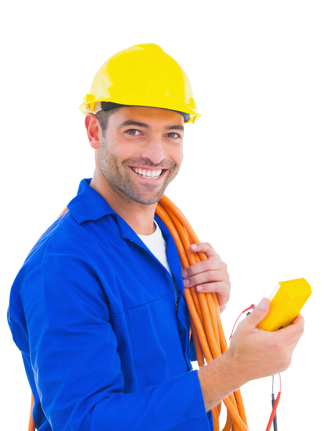 Un électricien en uniforme bleu et casque jaune sourit, tenant un câble orange et un multimètre.