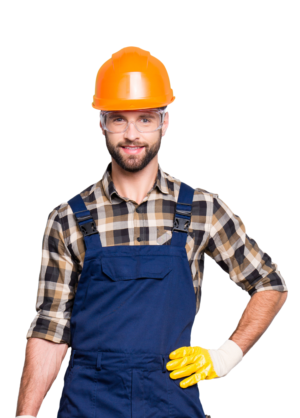 Un ouvrier du bâtiment, portant un casque orange, des lunettes de sécurité, une salopette bleue et des gants jaunes, sourit.