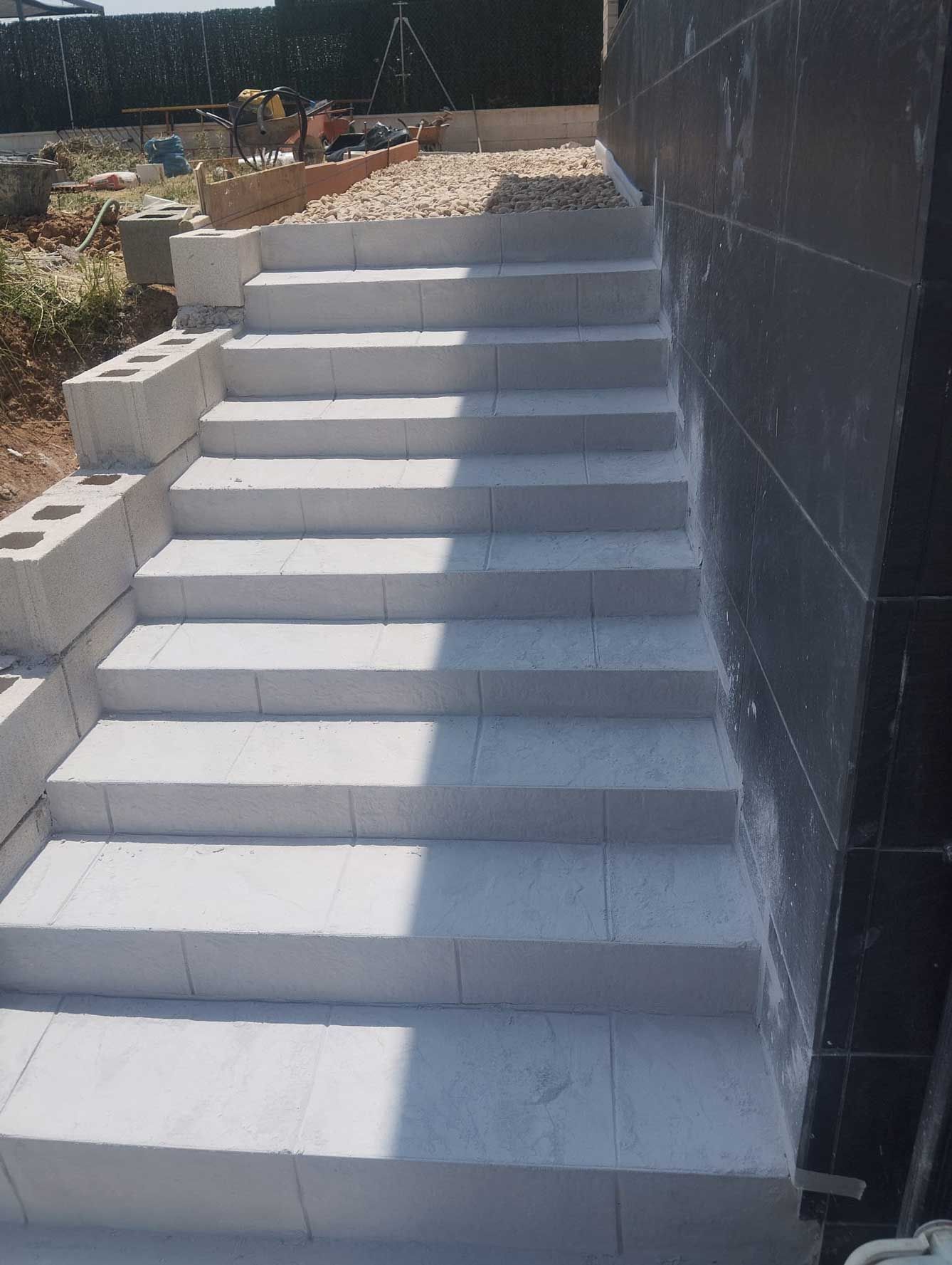 Un conjunto de escaleras de baldosas blancas que conducen a un edificio.