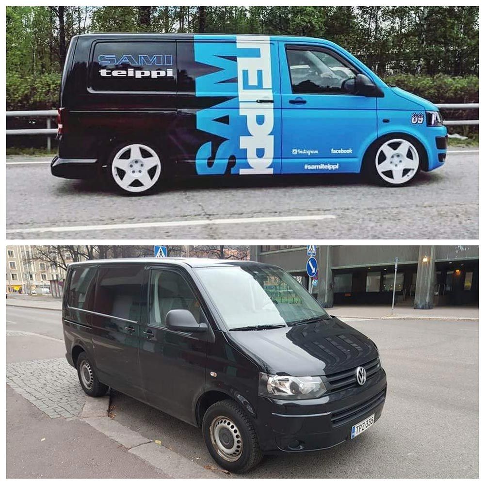 Kaksi Volkswagen-pakettiautoa; toinen musta ja toinen sinimusta SAMI TELPPI -tekstillä ja -logoilla.