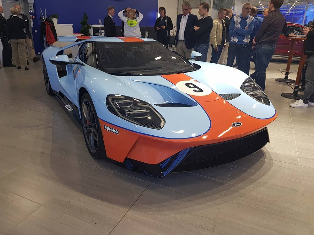 Ford GT Gulf Racing -väreissä, vaaleansinisinä ja oranssina, sisäkilpailussa.