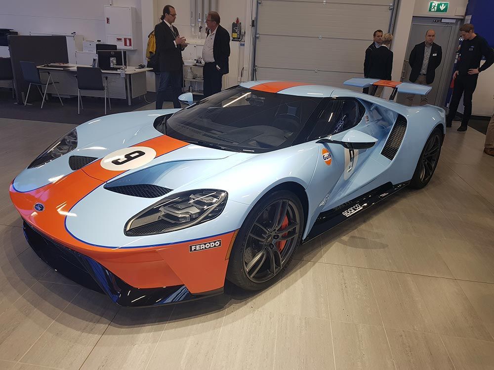 Ford GT -urheiluauto Gulf-kilpa-värityksissä näyttelytilassa.