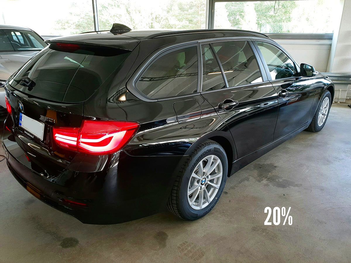 Musta BMW-farmari pysäköitynä sisätiloissa oikealle kulmassa.