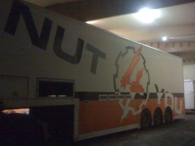 Suuri valkoinen puoliperävaunu, jossa on suurin kirjaimin teksti 