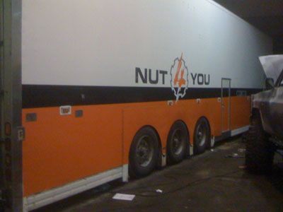 Kuorma-auton kyljessä teksti 