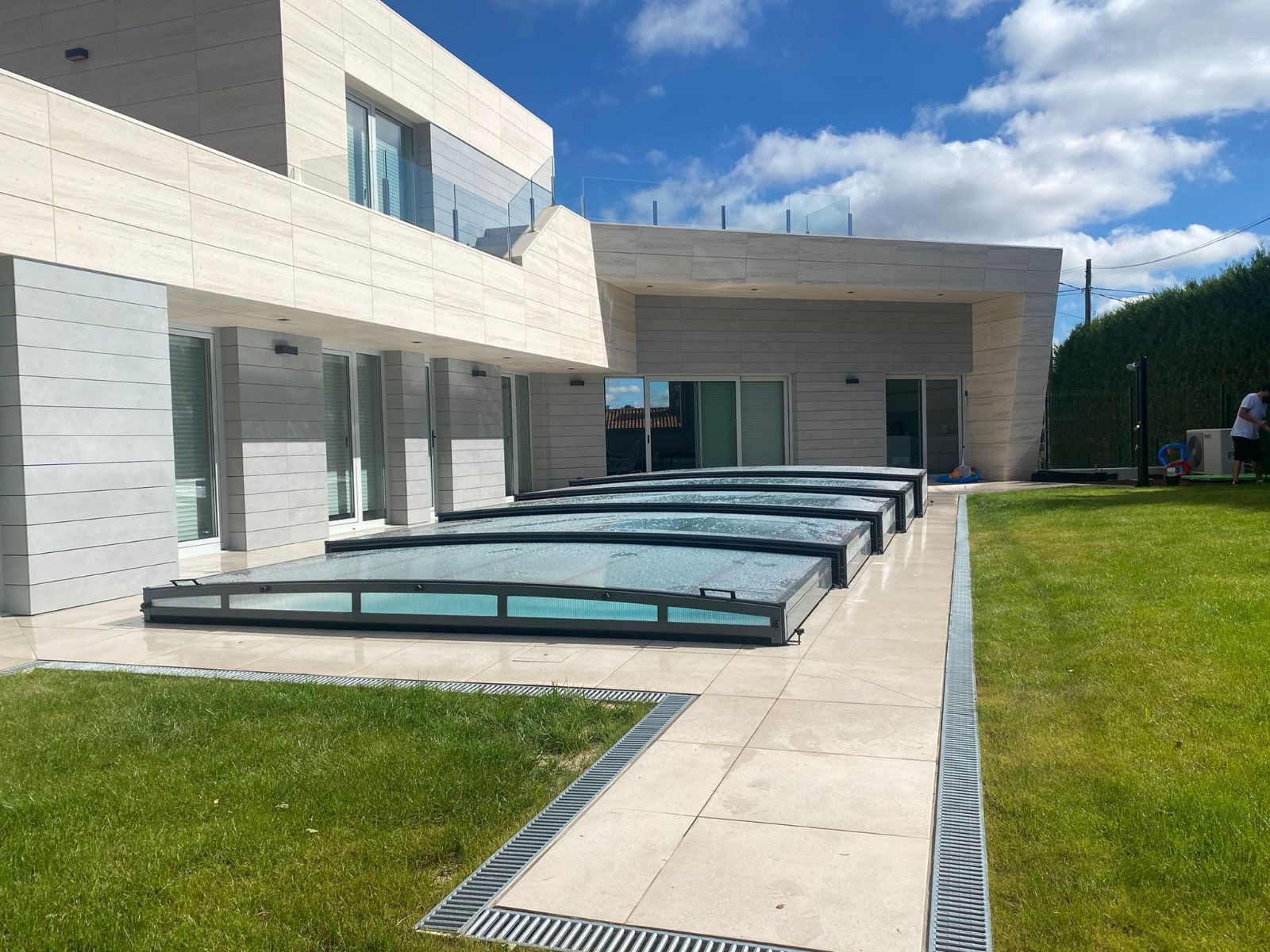 Una casa grande con piscina delante de ella.