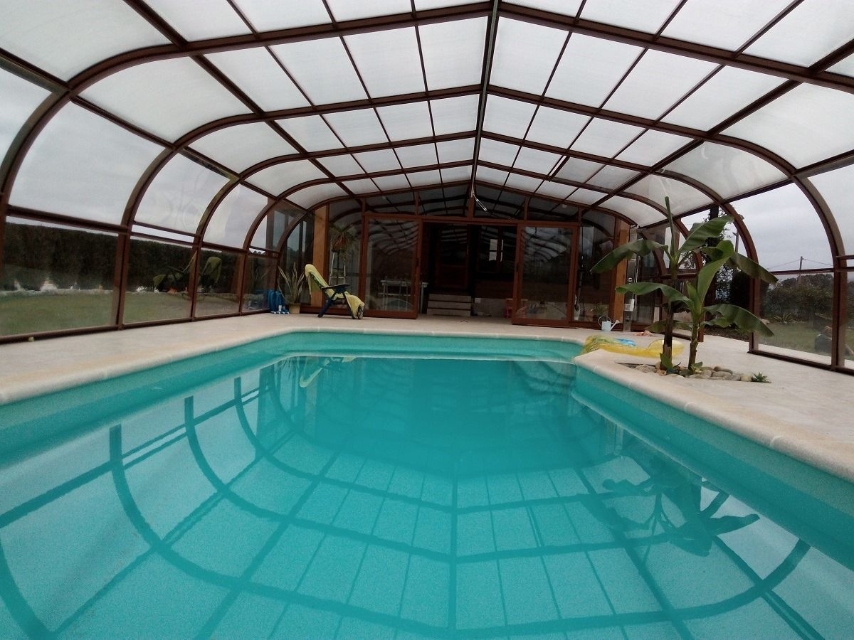 Una gran piscina cubierta con techo transparente