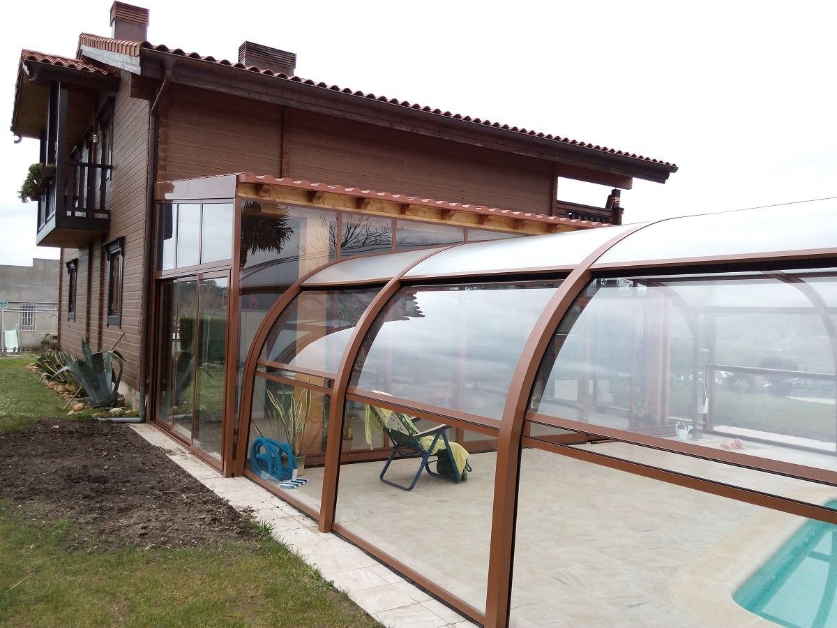 Una casa con un patio cubierto en frente de ella