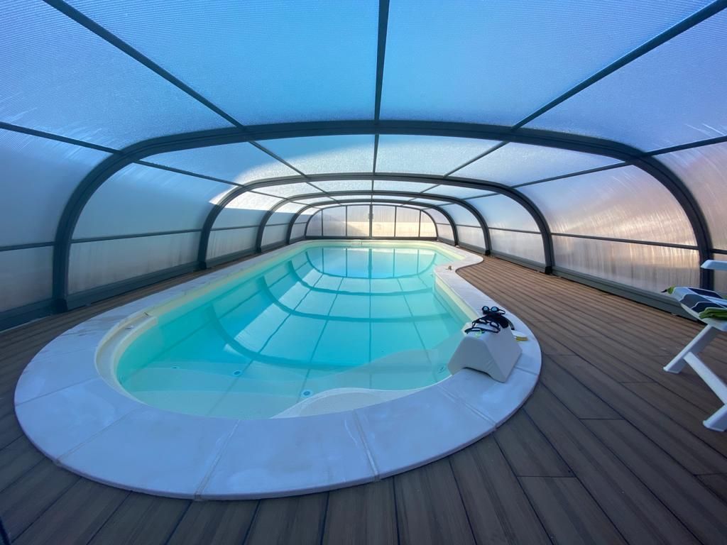 Una gran piscina cubierta bajo un dosel.