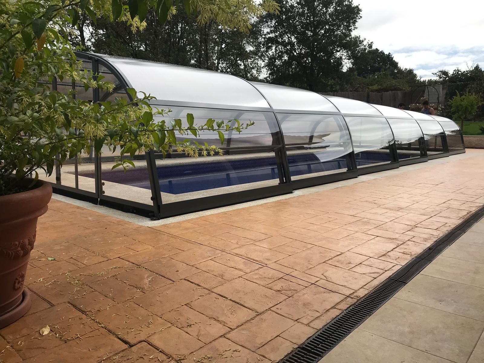 Una piscina con una cubierta transparente encima