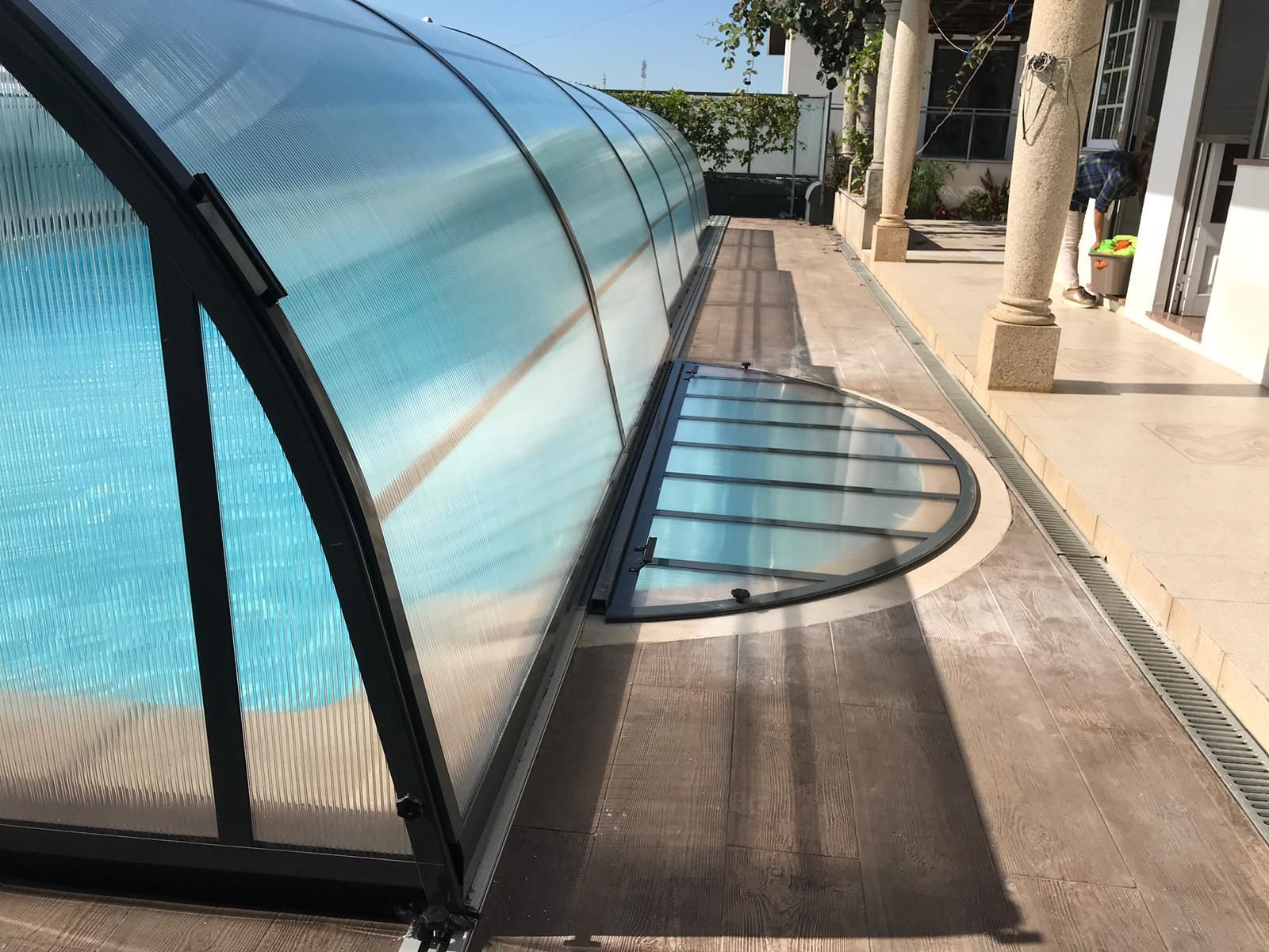 Una piscina con una cubierta transparente encima
