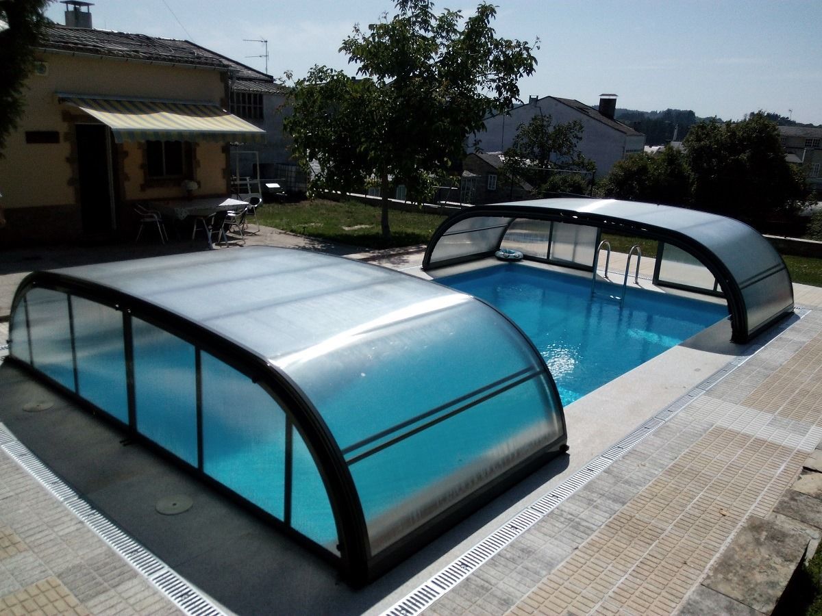Una piscina con una cubierta transparente encima