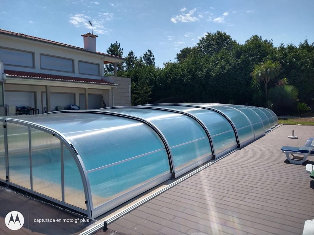 Una piscina con una cubierta transparente encima.