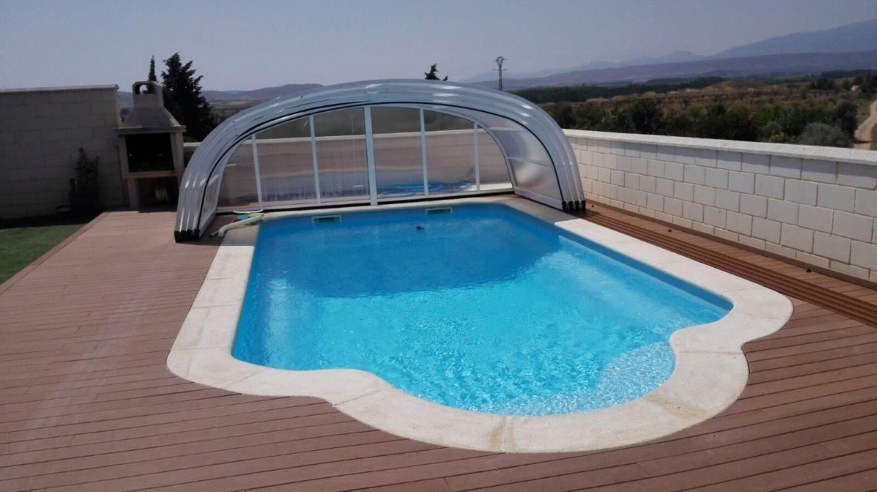 Una gran piscina con un dosel encima