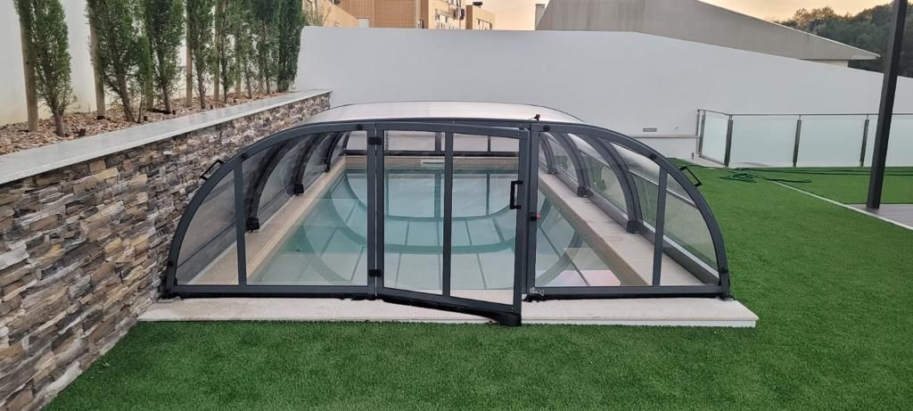 Una piscina con una cubierta y una puerta.