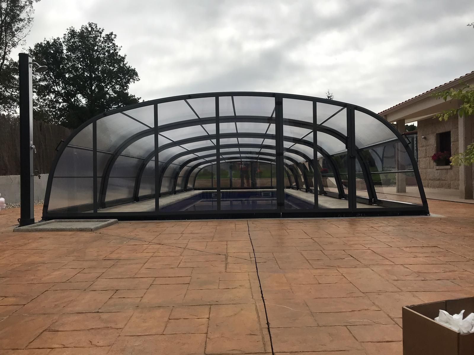 Una piscina cubierta por una cubierta de plástico transparente