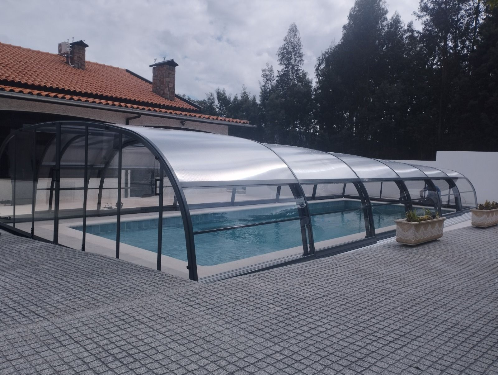 Una piscina con una cubierta transparente encima