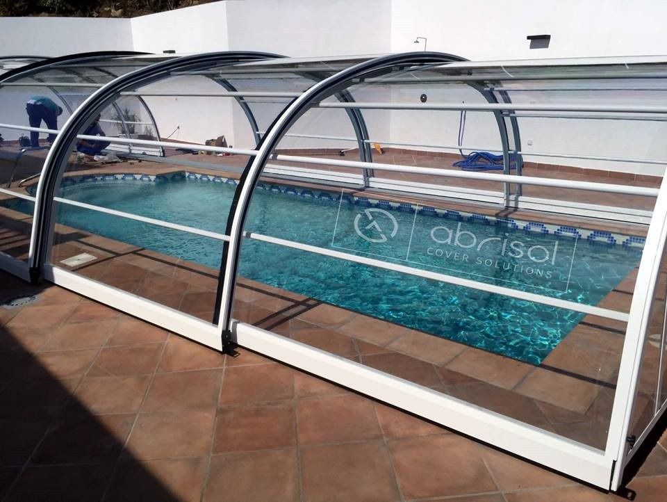 Una piscina con una cubierta transparente encima
