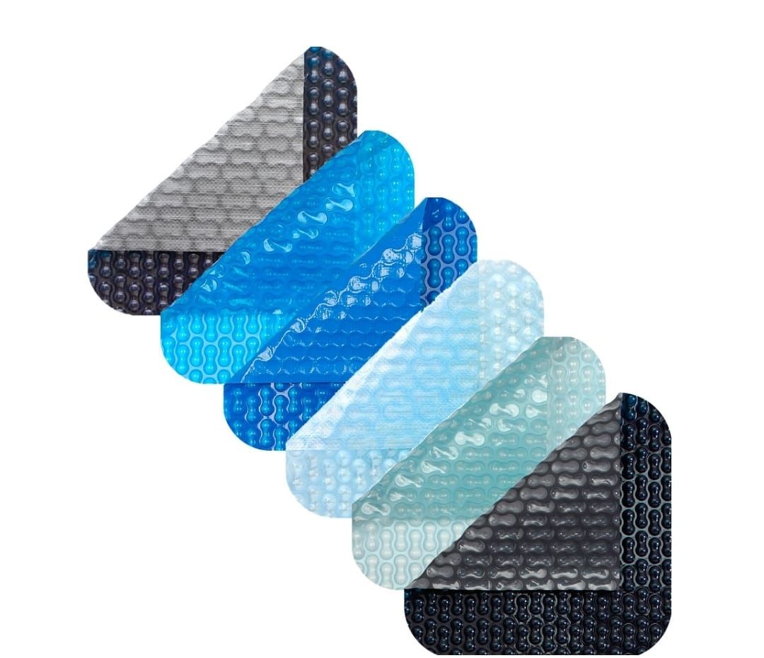 Un montón de cubiertas de burbujas de diferentes colores están alineadas en fila sobre un fondo blanco.