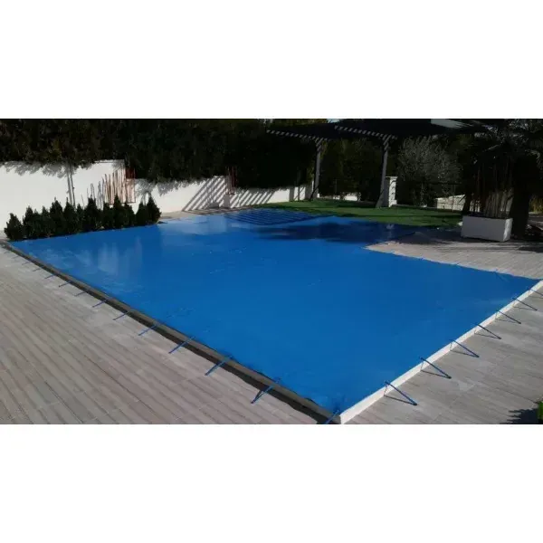 Una gran piscina con una cubierta azul.