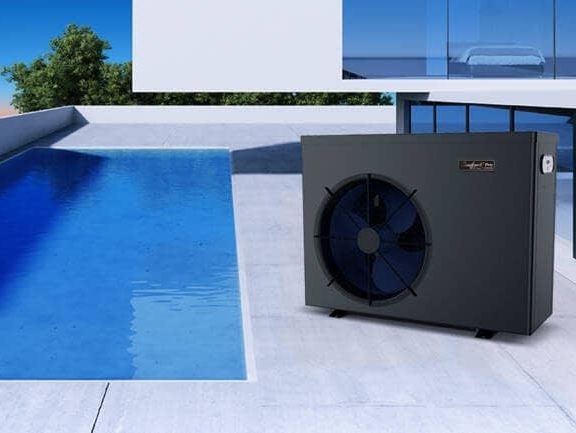 Una piscina con un ventilador al lado