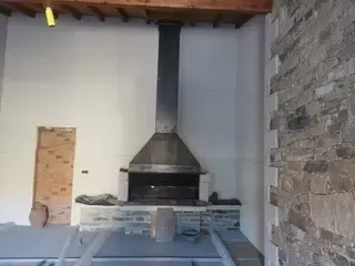 Un balcón con un edificio de ladrillo al fondo.