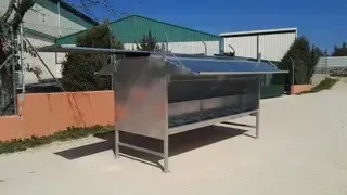 Un balcón con un edificio de ladrillo al fondo.