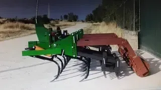 Un balcón con un edificio de ladrillo al fondo.