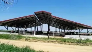Un balcón con un edificio de ladrillo al fondo.