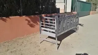 Un balcón con un edificio de ladrillo al fondo.