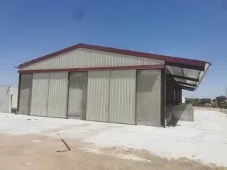 Un balcón con un edificio de ladrillo al fondo.