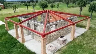 Un balcón con un edificio de ladrillo al fondo.