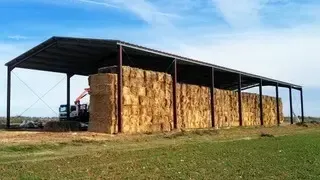 Un balcón con un edificio de ladrillo al fondo.