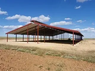 Un balcón con un edificio de ladrillo al fondo.