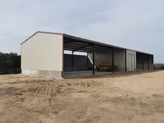 Un balcón con un edificio de ladrillo al fondo.